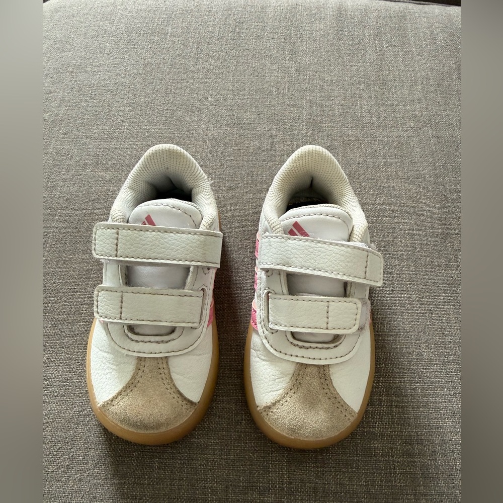Size 5 adidas toddler girl tennis shoes - Picture 2 of 8